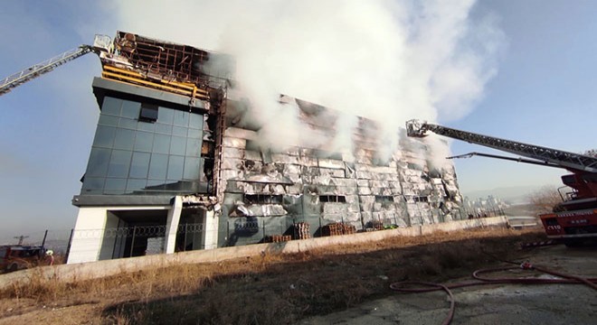 Ankara da gıda şirketi deposu yandı