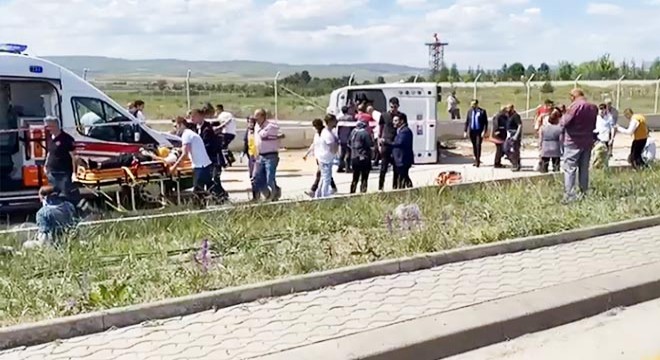 Ankara da işçi servisi devrildi: 19 yaralı