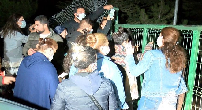 Ankara daki hayvanseverlerden barınak önünde eylem