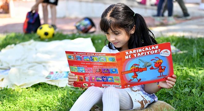 Antalya Cengiz Aytmatov Parkı nda okuma saati