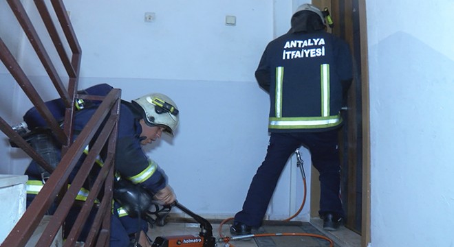 Antalya İtfaiyesi, yangın çıkan eve kapı açma aparatı ile girdi