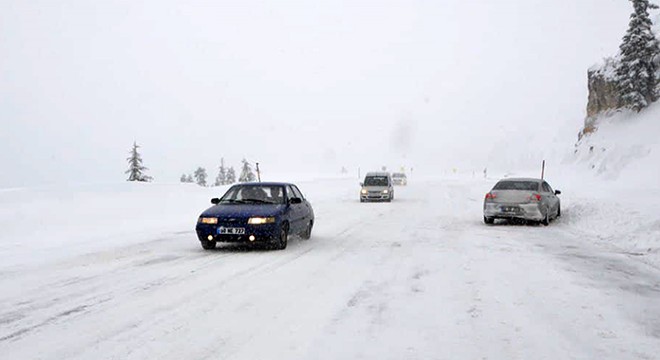 Antalya-Konya yolunda TIR geçişine kar engeli