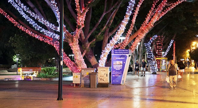 Antalya Konyaaltı Caddesi ışıl ışıl