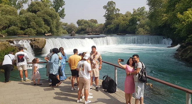 Antalya Manavgat Şelalesi nde turistlerin  su  şaşkınlığı