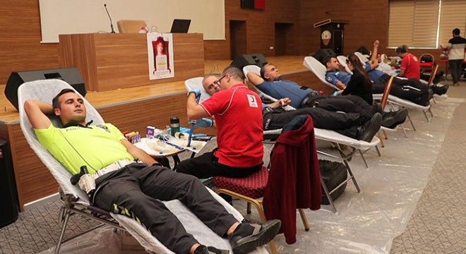 Antalya Polisi den Kızılay a kan bağışı