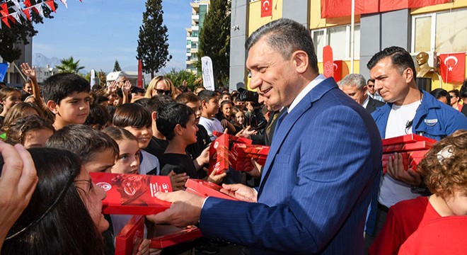 Antalya Valisi Şahin, öğrencilere bayrak hediye etti