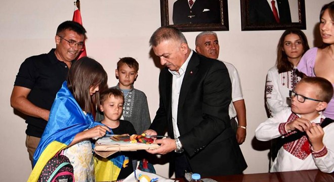 Antalya Valisi Yazıcı, Ukraynalı yetim çocukları misafir etti