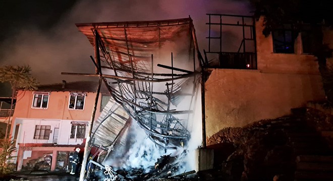 Antalya da 2 katlı ahşap ev alev alev yandı