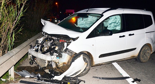 Antalya da 2 otomobil çarpıştı: 3 yaralı