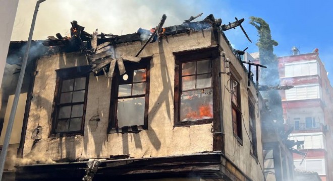 Antalya da 200 yıllık ev yandı