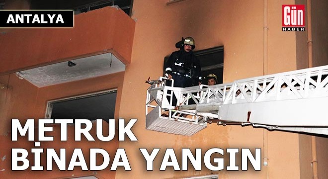 Antalya da 4 katlı metruk binada yangın