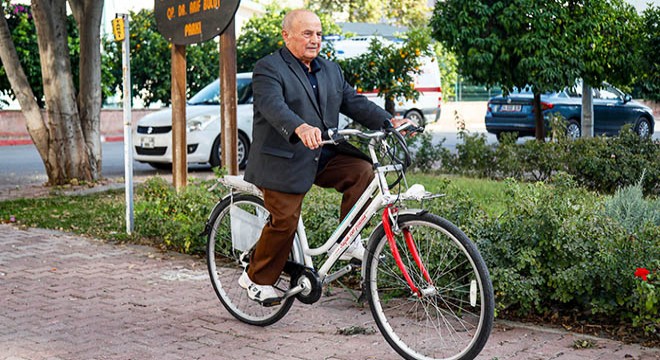 Antalya da 46 yıllık muhtar, mahalleyi bisikletle dolaşıyor