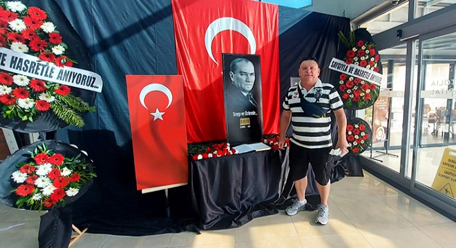 Antalya da Alman turistin  Atatürk  saygısı