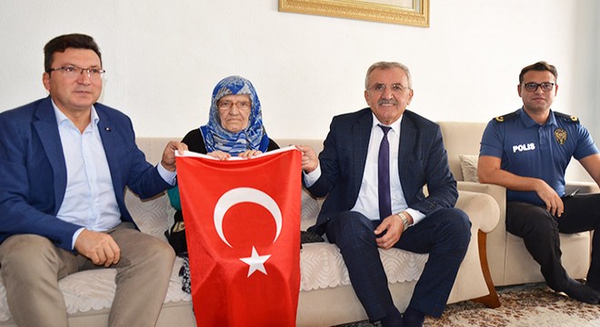 Antalya da Kaymakam Şahin den 106 yaşındaki kadına ziyaret