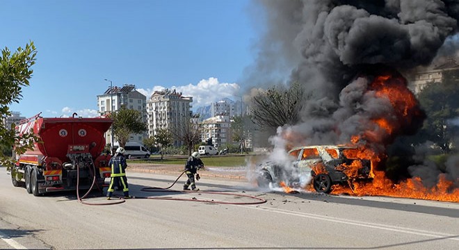 Antalya'da alev alan otomobilindeki kedisini son anda kurtardı