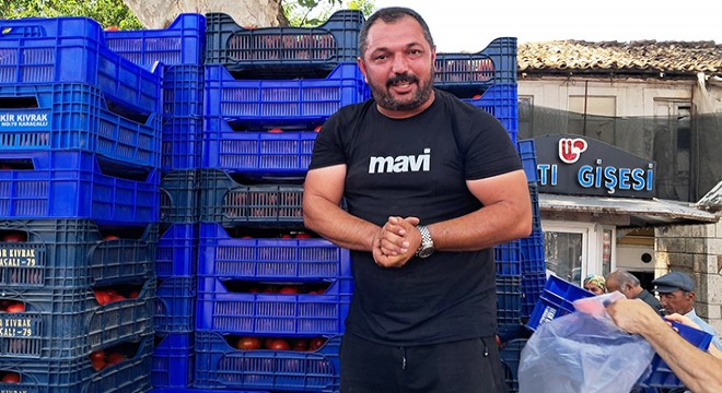 Antalya'da alıcı bulamadığı 4 ton domatesi ücretsi