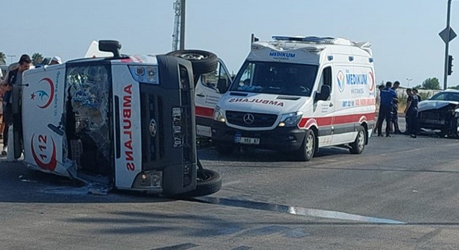 Antalya'da ambulans kaza yaptı: 3 yaralı