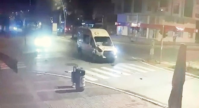 Antalya'da ambulansla minibüs çarpıştı: 2 yaralı