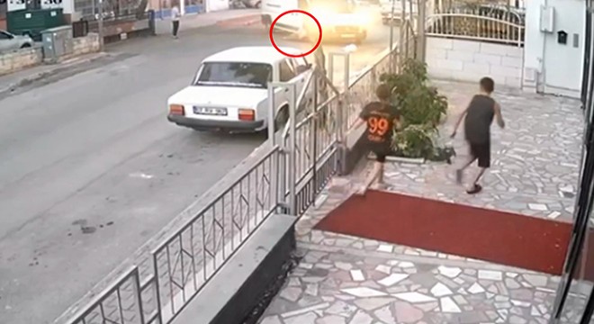 Antalya da annesini ziyaretten dönen kadının öldüğü kaza kamerada