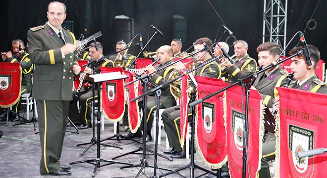 Antalya da askeri bandodan bayram konseri