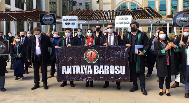 Antalya da avukatlar, meslektaşlarının öldürülmesini protesto etti