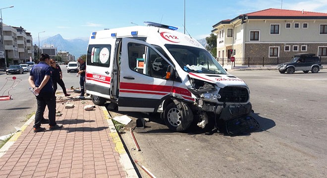 Antalya da ciple çarpışan ambulansın şoförü yaralandı