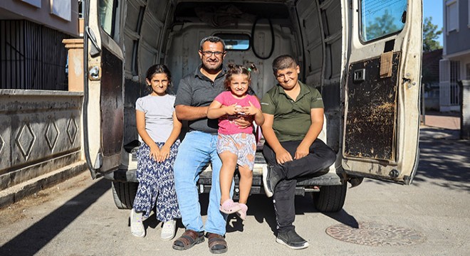 Antalya da çocuklarını her yere minibüsüyle götürüyor