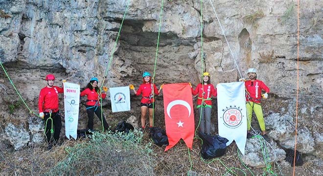 Antalya da dağcılar falezlerde temizlik yaptı