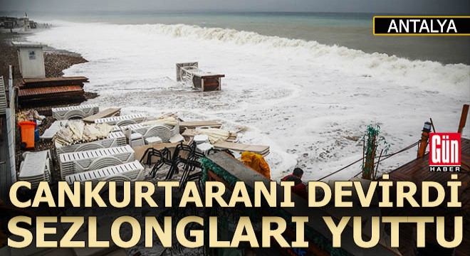 Antalya da dalgalar cankurtaranı devirdi, şezlongları yuttu