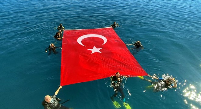 Antalya da dalgıçlar denizde bayrak açtı