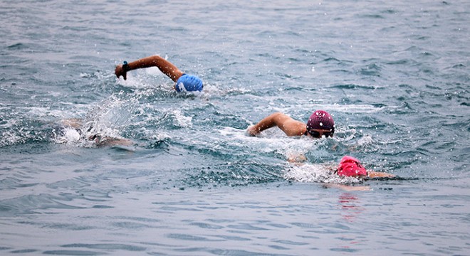 Antalya da deniz kirliliğine dikkat çekmek için yüzdüler
