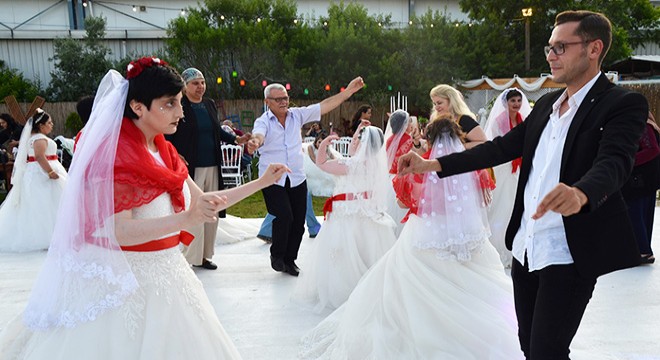 Antalya da down sendromlu bireylerin düğün sevinci