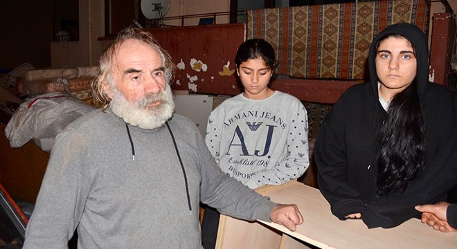 Antalya da evden çıkarıldı, 2 kızıyla sokakta kaldı