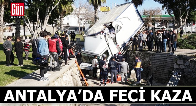 Antalya da feci kaza! Kamyonet kanala düştü
