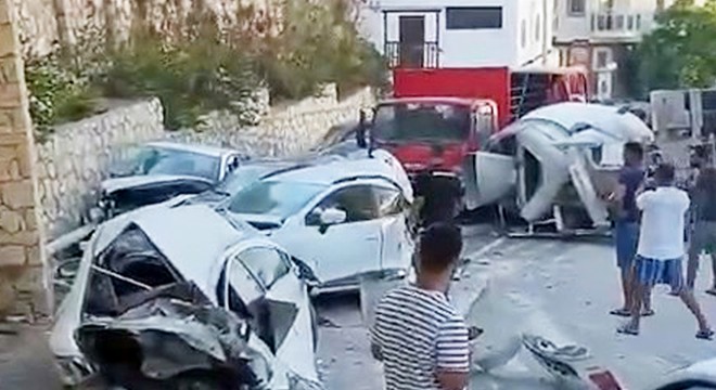 Antalya da freni boşalan mikser araçlara çarpıp, devrildi