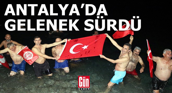 Antalya da gelenek bozulmadı; 2023 ü denizde karşıladılar