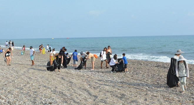 Antalya da gönüllü gençlerden sahil temizliği