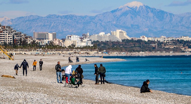 Antalya da güneşli havada sahil keyfi