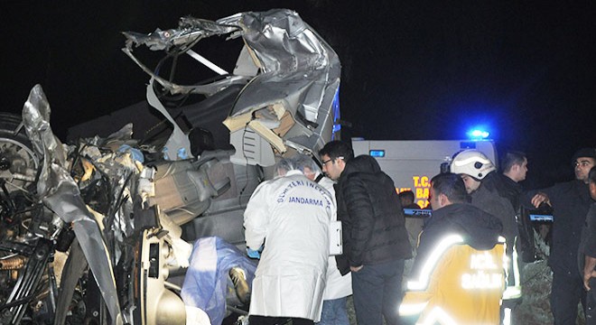 Antalya da hafif ticari araç tıra çarptı: 1 ölü, 1 yaralı
