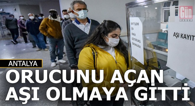 Antalya da iftar sonrası aşı kuyruğu