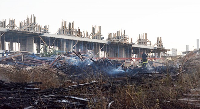 Antalya da inşaat malzemeleri yandı