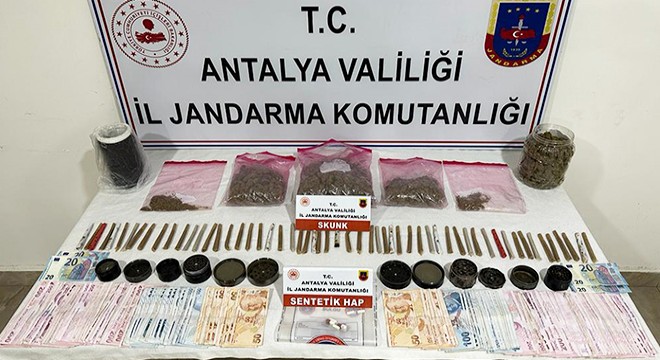 Antalya da jandarma, uyuşturucu satıcısını kıskıvrak yakaladı