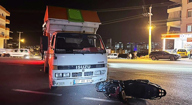 Antalya da kamyonetle motosiklet çarpıştı: 1 yaralı