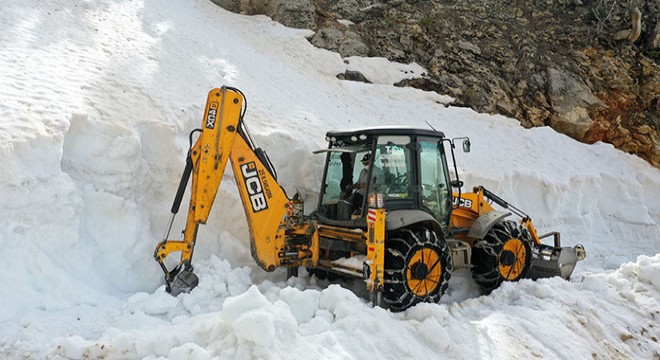 Antalya da, karla kaplı yayla yolları açıldı