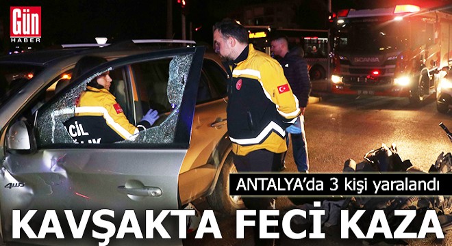 Antalya'da kavşakta feci kaza: 3 yaralı