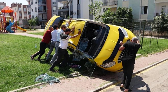 Antalya da kaza yapan taksi yan yattı: 3 yaralı
