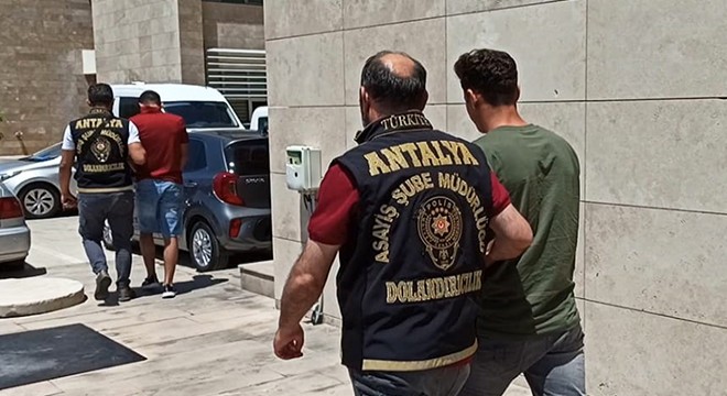 Antalya da kendilerini polis ve savcı olarak tanıtan 2 kişi tutuklandı