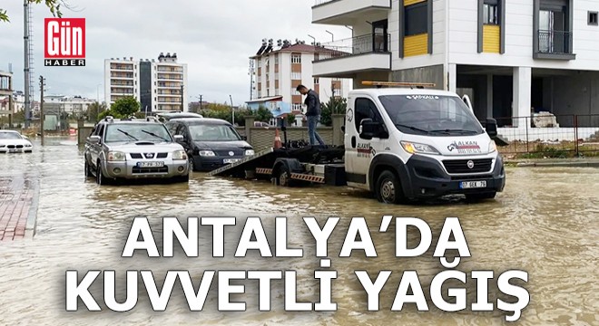Antalya da kuvvetli yağış; evlerin bahçeleri ile seraları su bastı