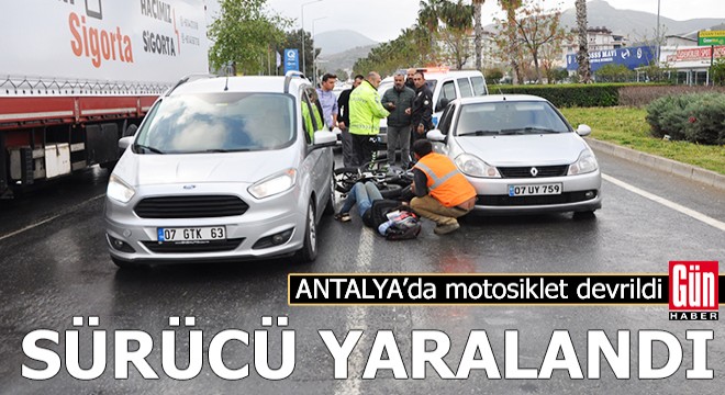Antalya da motosiklet devrildi, sürücü yaralandı