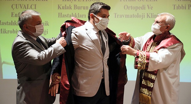 Antalya da öğretim üyeleri cübbe giydi